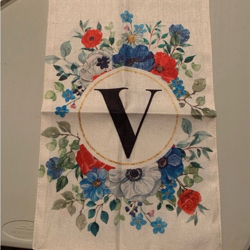 New Double Sided Burlap Floral Garden Flag 12”x18” “V”


11